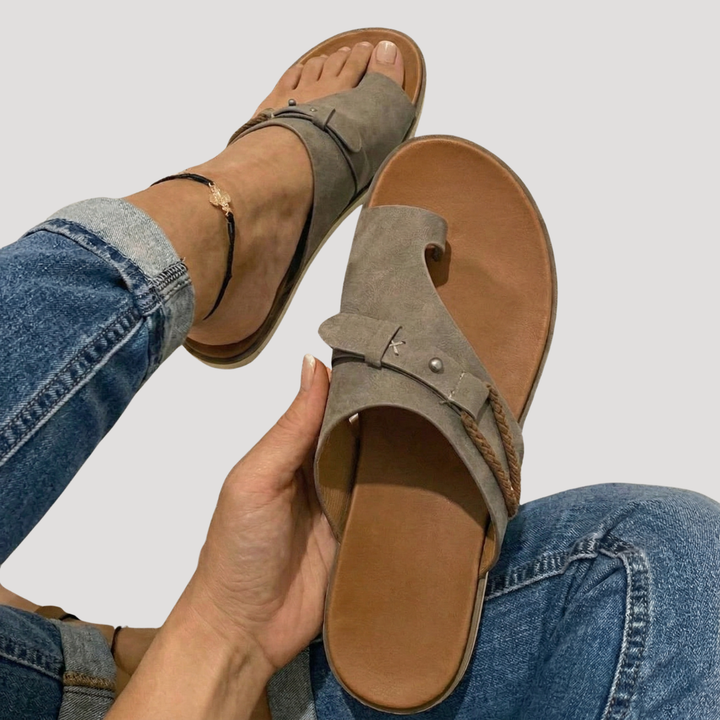 Noor | Dames Teenlus Gesp Platte Sandalen