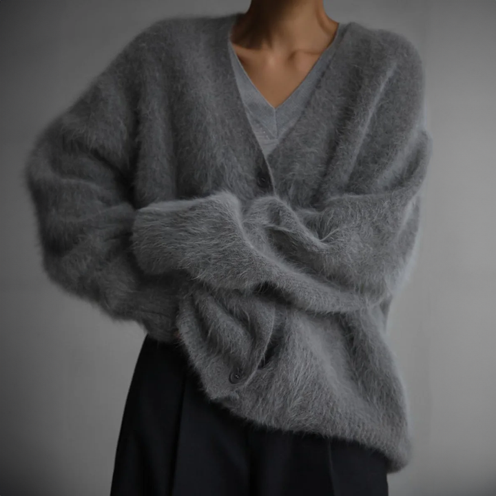 Amara vest close-up met gekruiste armen
