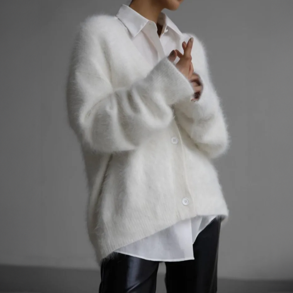 Amara vest in wit, zijaanzicht met blouse