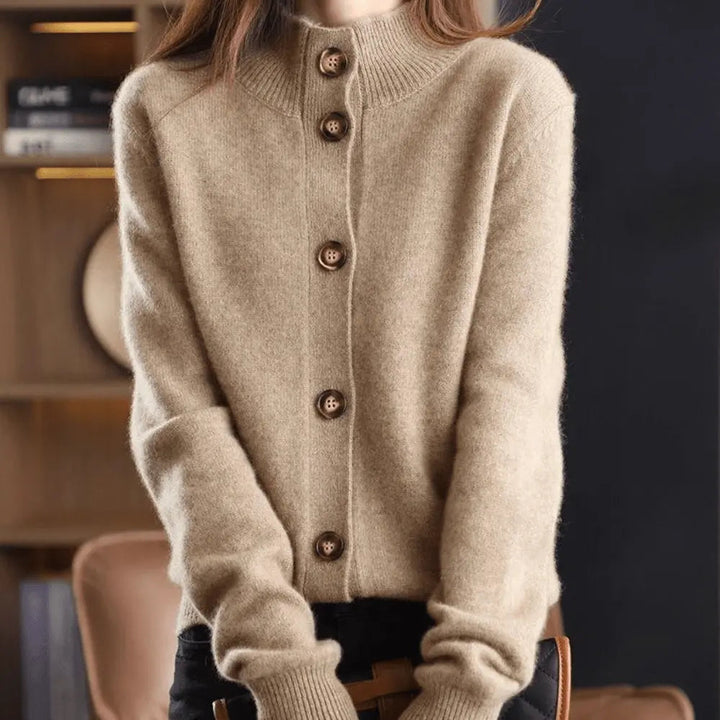 Evelien beige gebreid vest met opstaande kraag, close-up