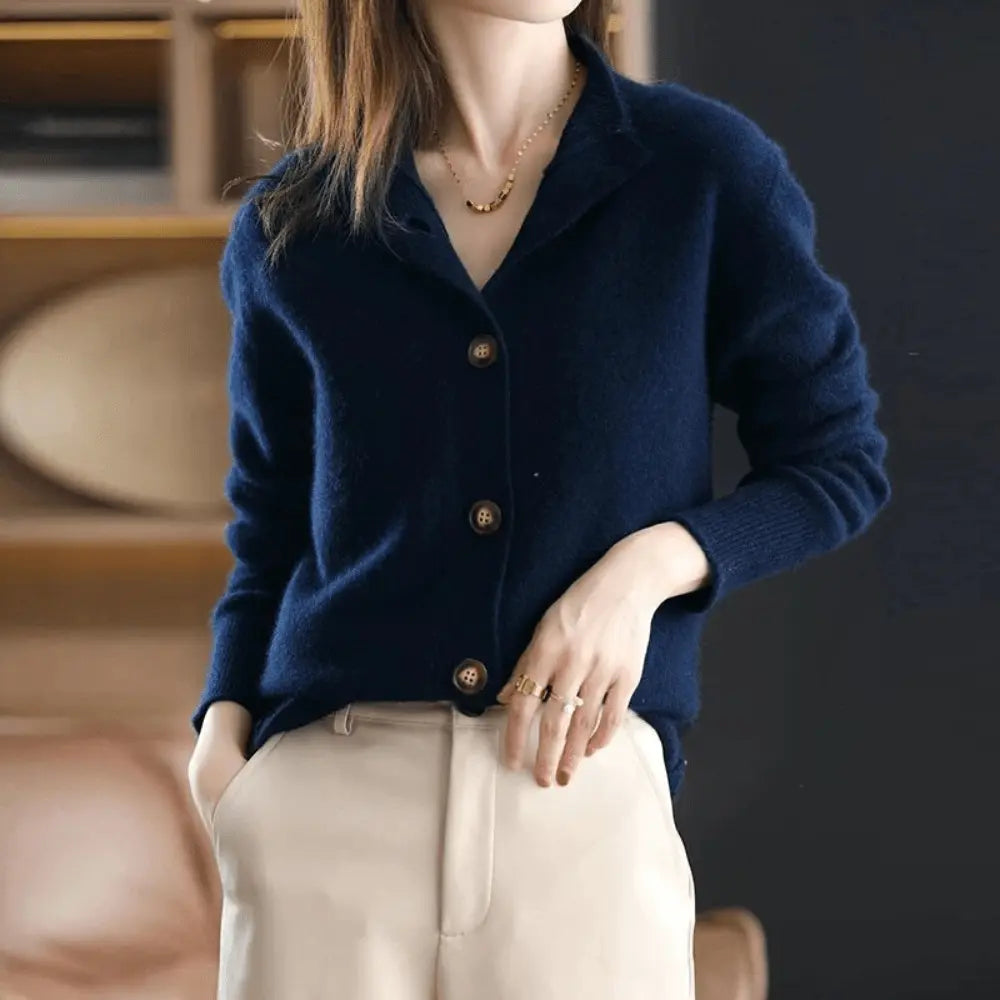 Evelien donkerblauw gebreid vest met kraag, vooraanzicht