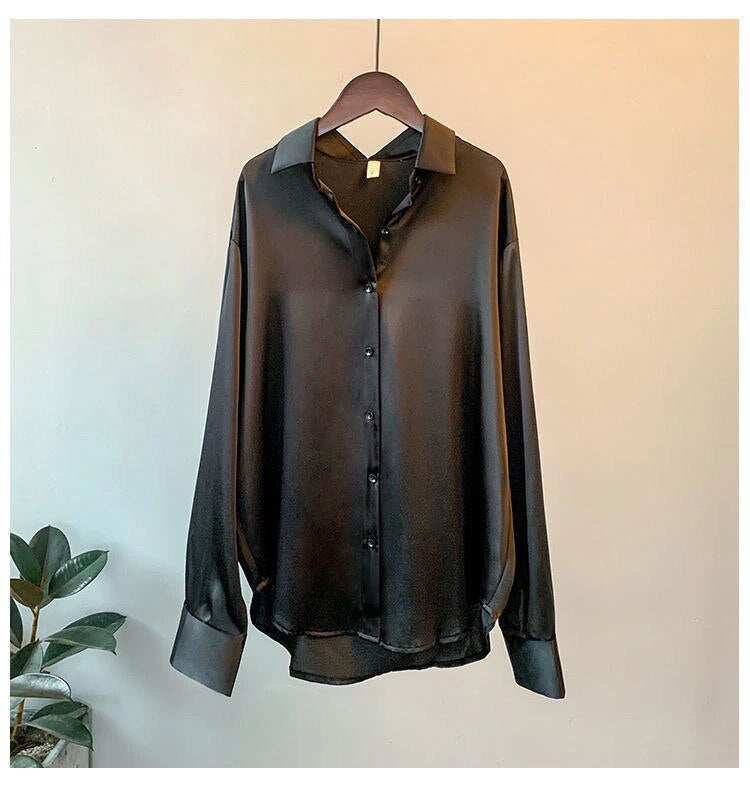 Femke zwarte satijnen blouse met V-hals, vooraanzicht