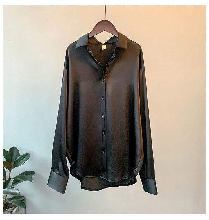 Femke zwarte satijnen blouse met V-hals, vooraanzicht
