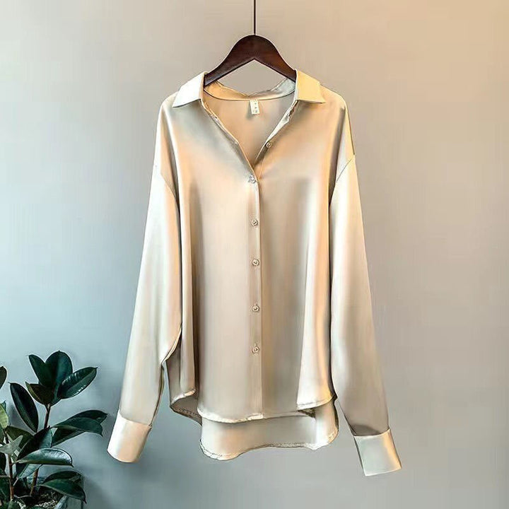 Femke champagnekleurige satijnen blouse met V-hals, vooraanzicht
