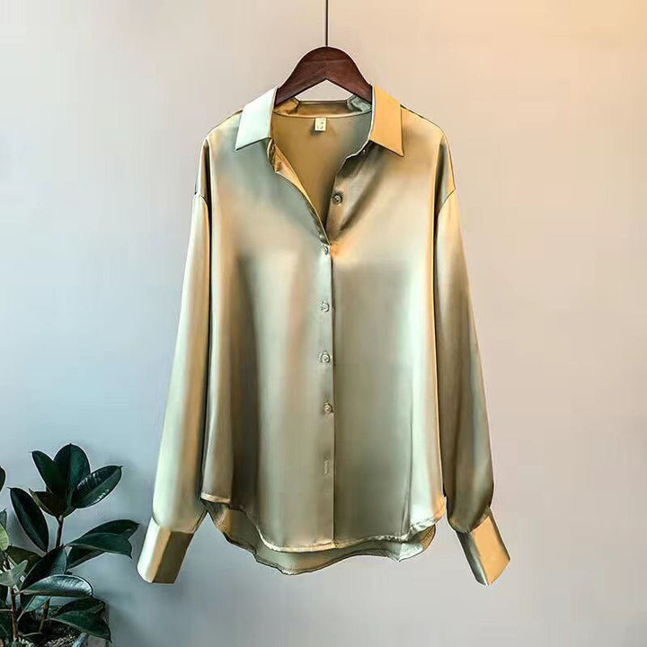 Femke goudkleurige satijnen blouse met V-hals, vooraanzicht