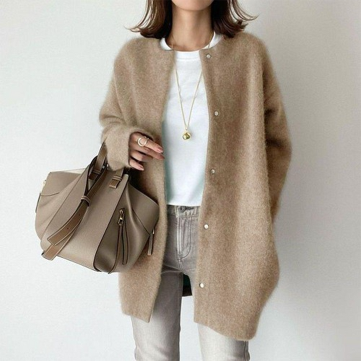 Guusje ronde hals longline vest in beige, vooraanzicht