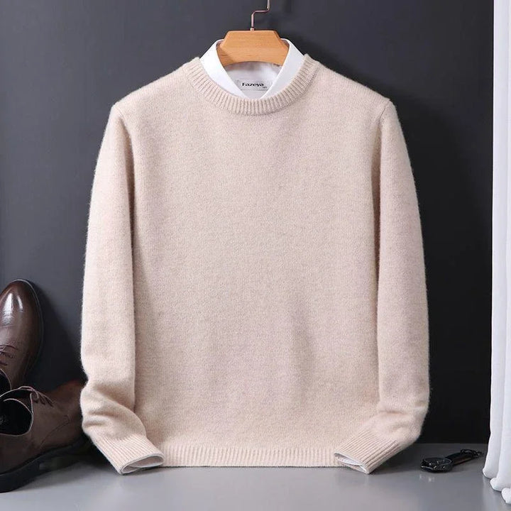 Laurent ronde hals pullover in beige, close-up vooraanzicht