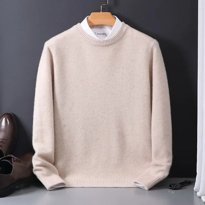Laurent ronde hals pullover in beige, vooraanzicht met schoenen