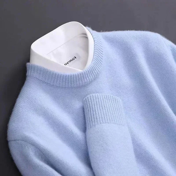 Detailfoto kraag en mouwboord van Laurent pullover in lichtblauw
