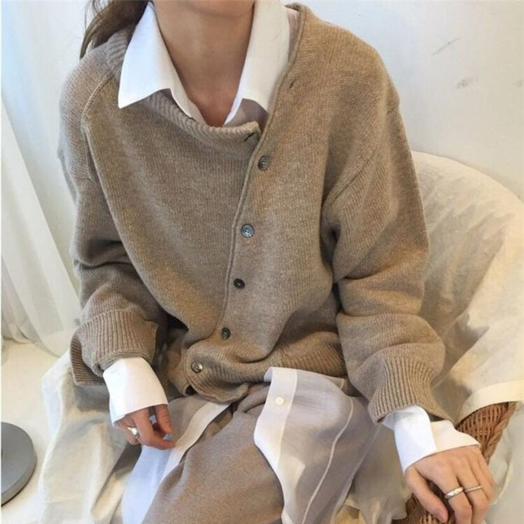 Loïs asymmetrisch knoop vest met witte blouse, close-up vooraanzicht