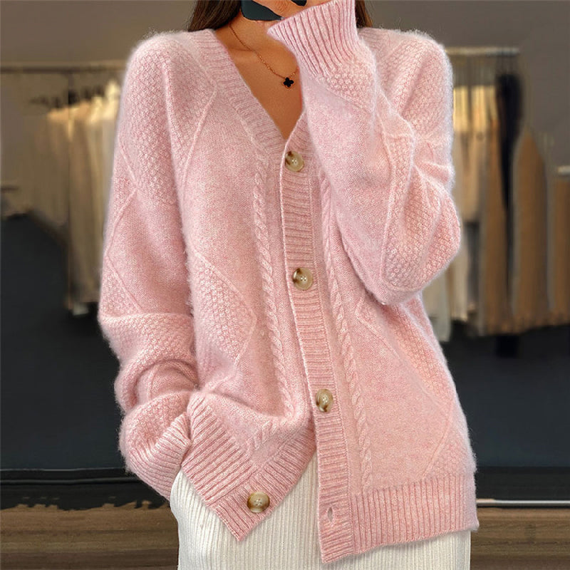 Loes roze gebreid vest met V-hals en knoopsluiting, vooraanzicht