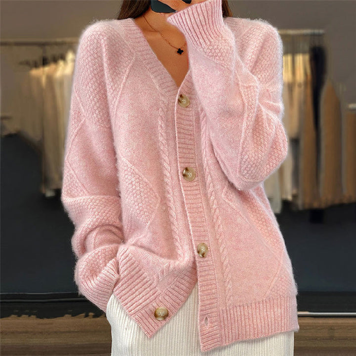 Loes roze gebreid vest met V-hals en knoopsluiting, vooraanzicht