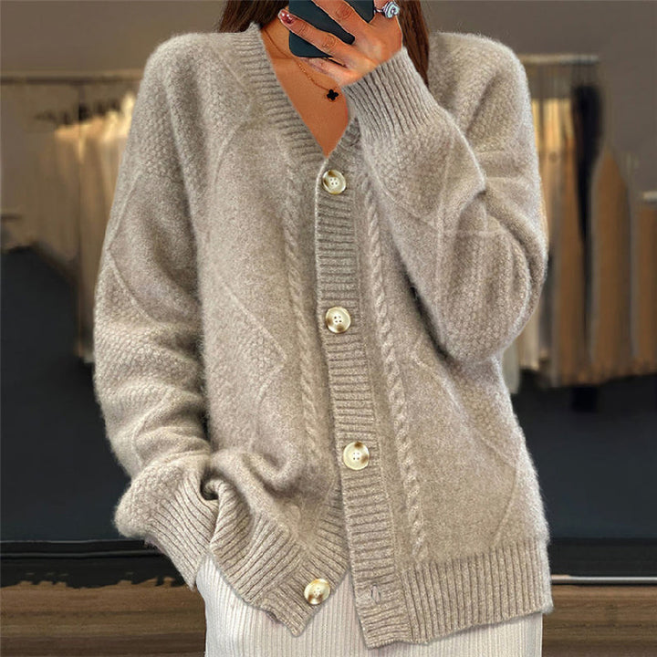 Loes beige gebreid vest met kabeldetails, close-up voorpand