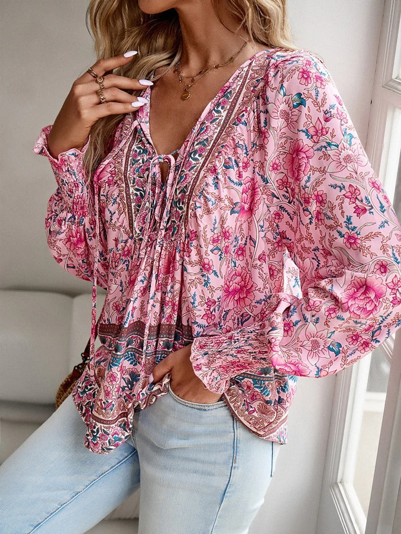 Marije boho bloemenprint blouse met V-hals, vooraanzicht close-up