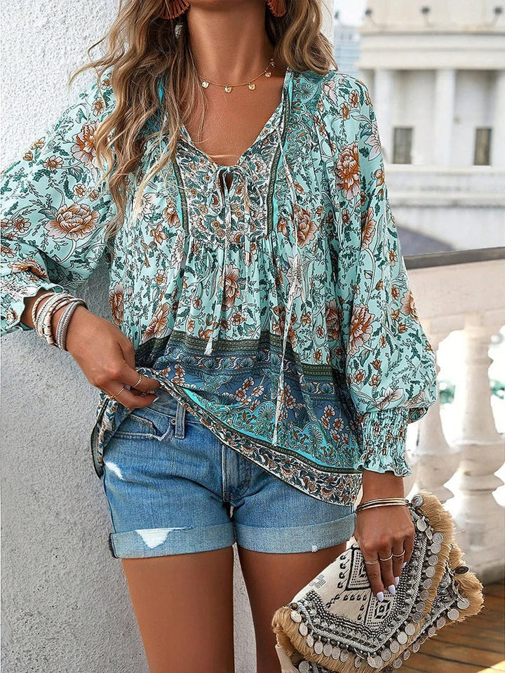 Marije bloemenprint blouse in mintgroen, vooraanzicht met tas
