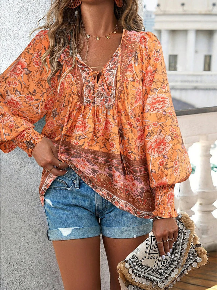 Marije bloemenprint blouse in oranje, vooraanzicht met tas