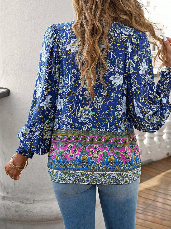 Marije bloemenprint blouse in blauw, achteraanzicht