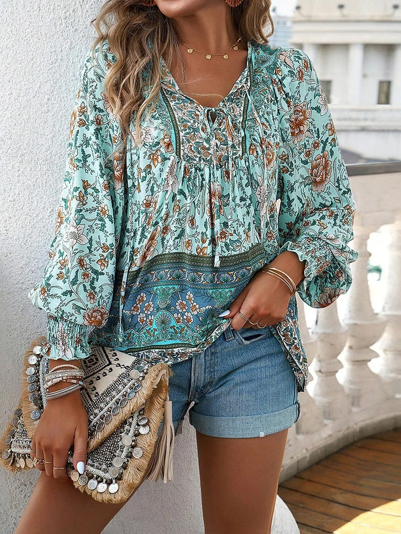 Marije bloemenprint blouse in mintgroen, vooraanzicht close-up
