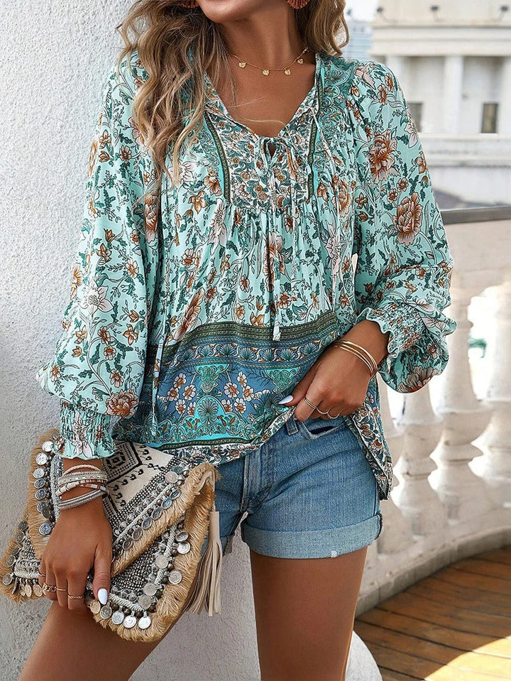 Marije bloemenprint blouse in mintgroen, vooraanzicht close-up