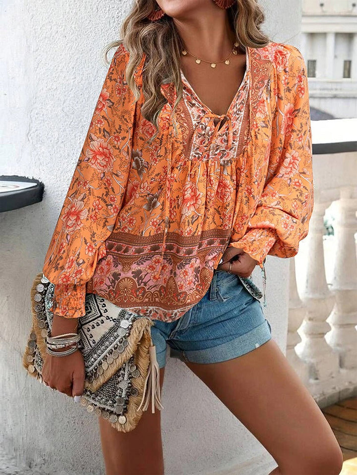 Marije bloemenprint blouse in oranje, vooraanzicht close-up