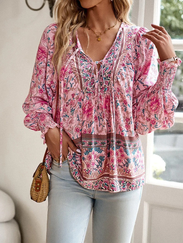 Marije bloemenprint blouse in roze, vooraanzicht met tas