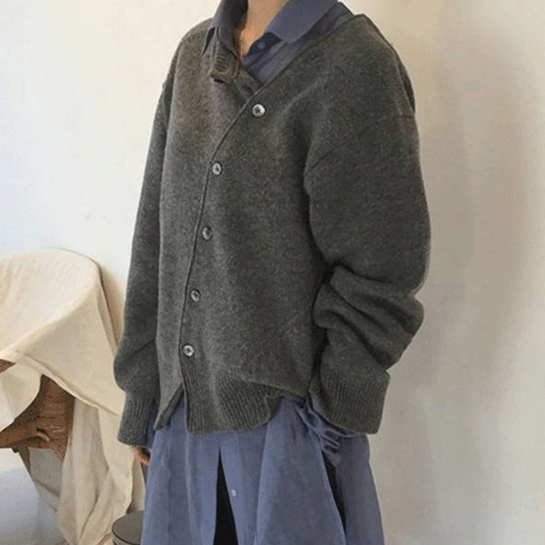 Marit asymmetrisch geknoopt vest, zijaanzicht met blauw overhemd