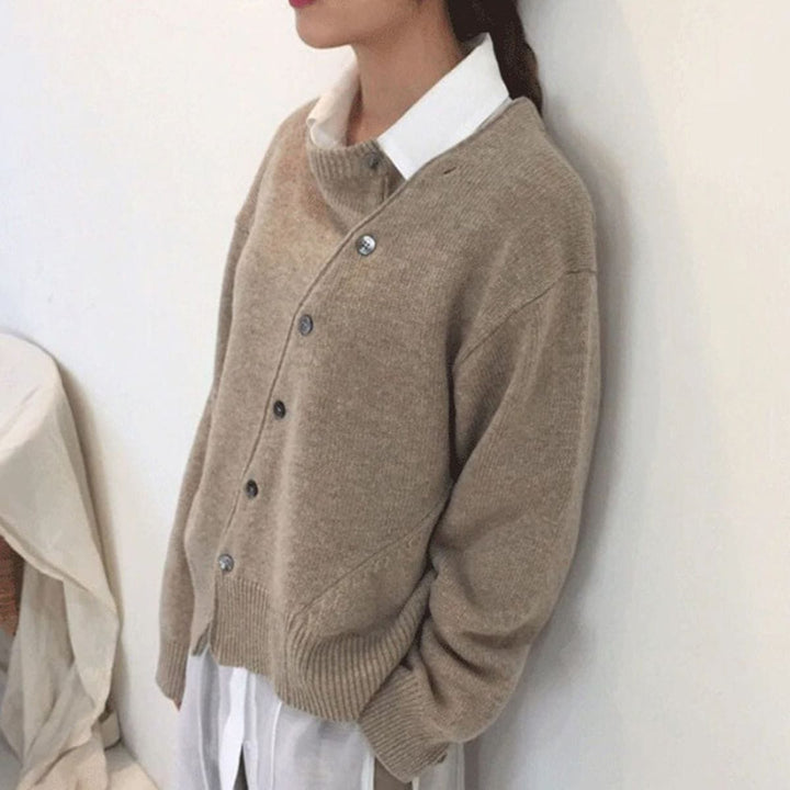 Marit vest met knoopdetails, zijaanzicht in beige