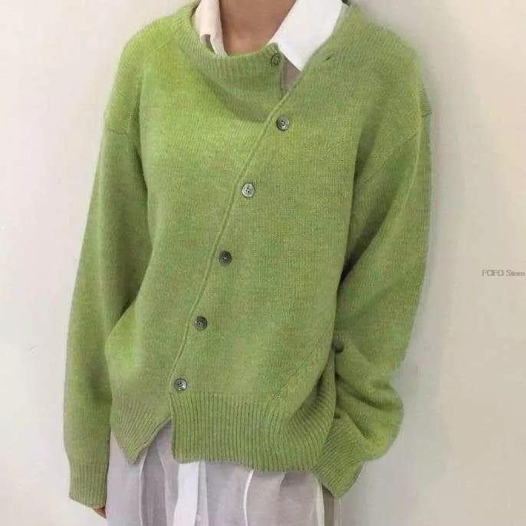 Marit vest met asymmetrische knopen, close-up in groen