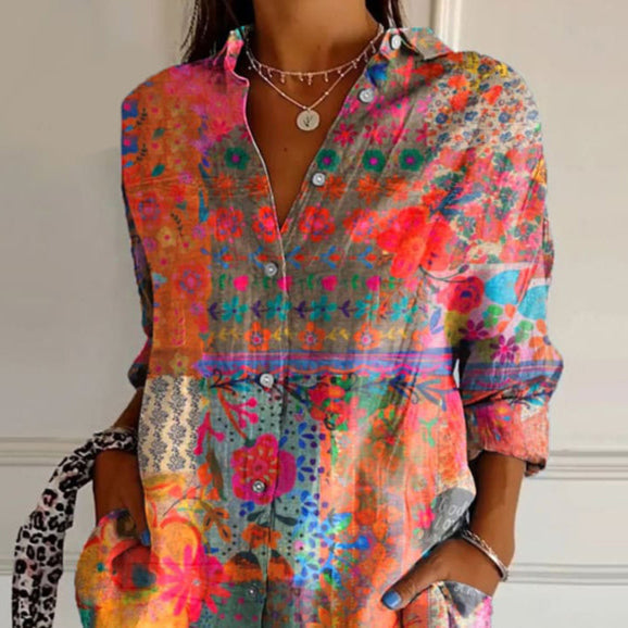 Marit bloemenprint blouse met V-hals, close-up vooraanzicht