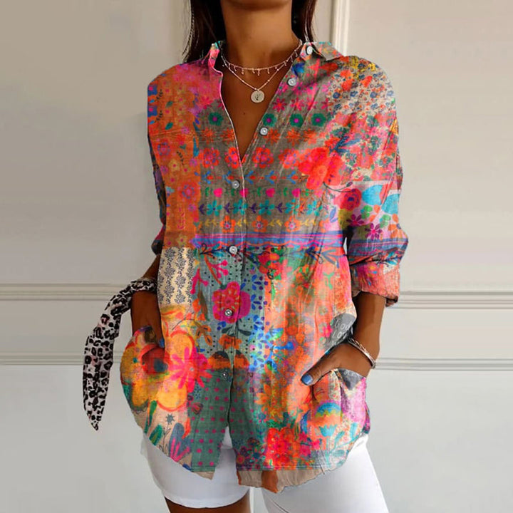 Marit bloemenprint blouse met V-hals, vooraanzicht met handen in zakken