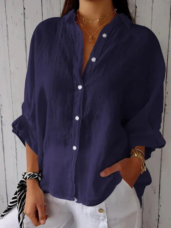 Marit donkerblauwe blouse close-up detail kraag en knopen