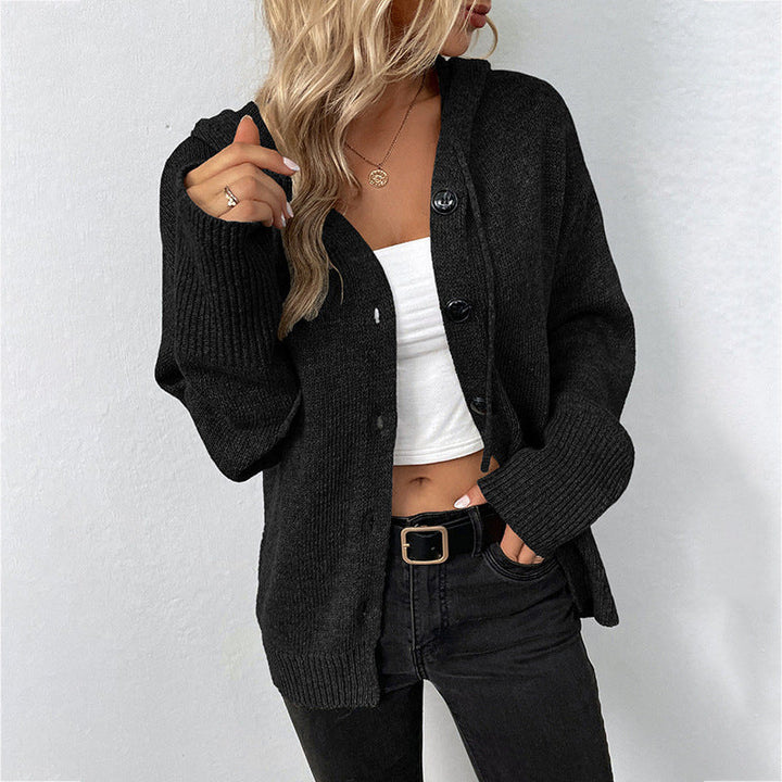 Merel gebreid vest met capuchon en knoopsluiting in zwart, close-up