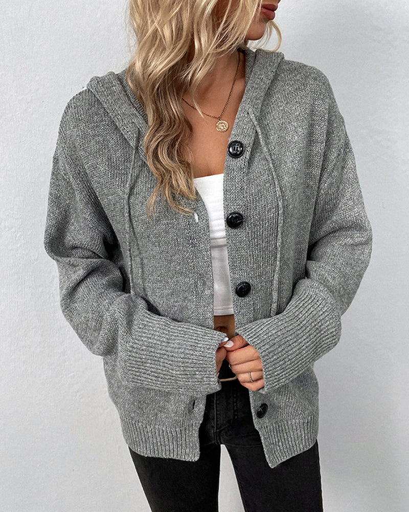 Nora gebreid vest met capuchon, close-up van knoopsluiting