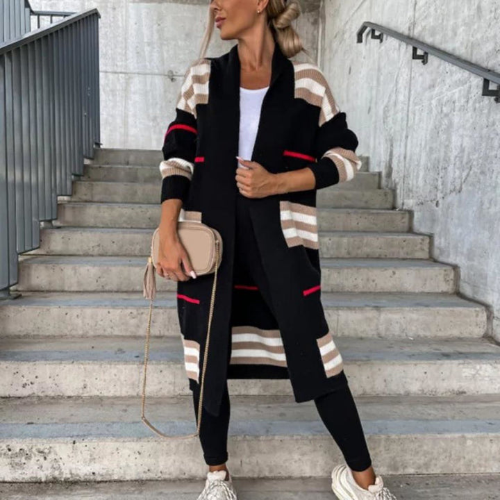 Sanne gestreept lang vest in zwart, buitenlook op trap