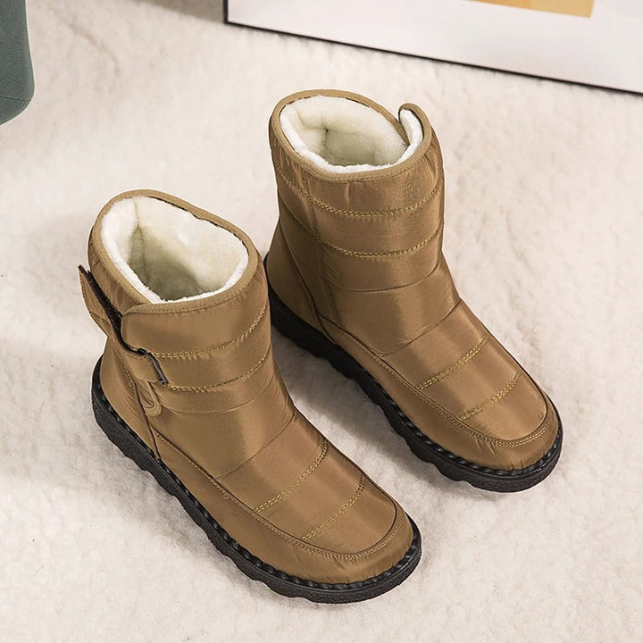 Saskia kaki winterlaars, close-up gedragen met legging