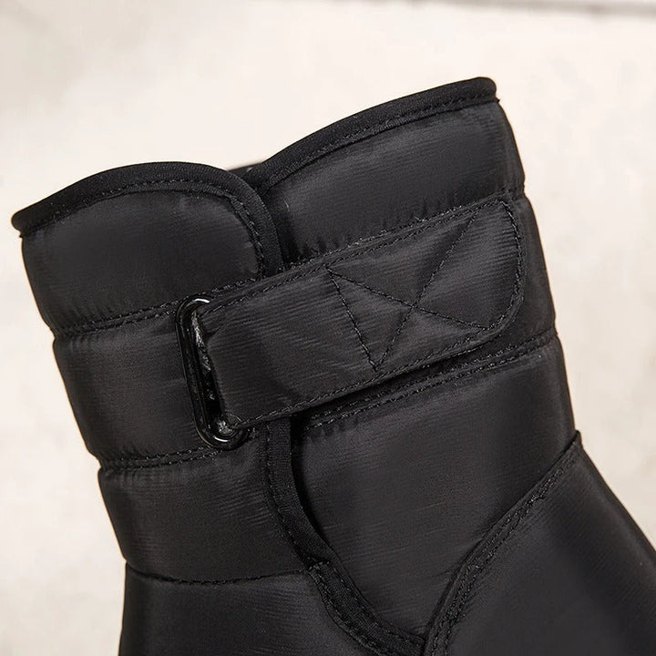 Saskia zwarte winterlaars, close-up klittenbandsluiting