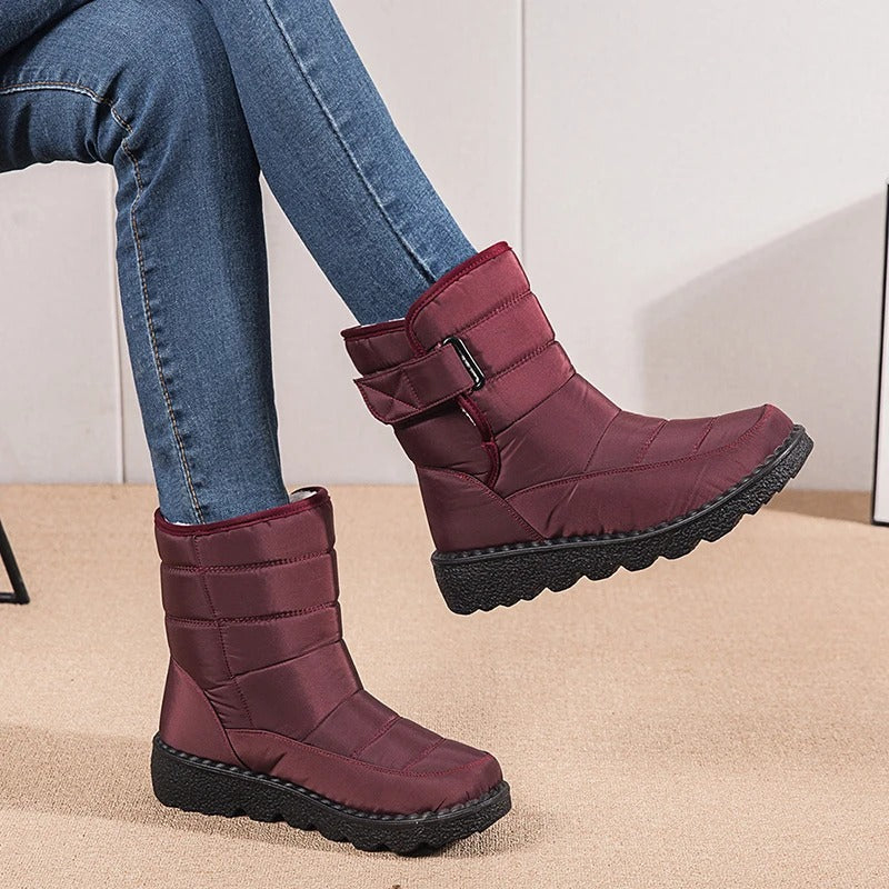 Saskia bordeaux winterlaars, zijaanzicht gedragen met legging