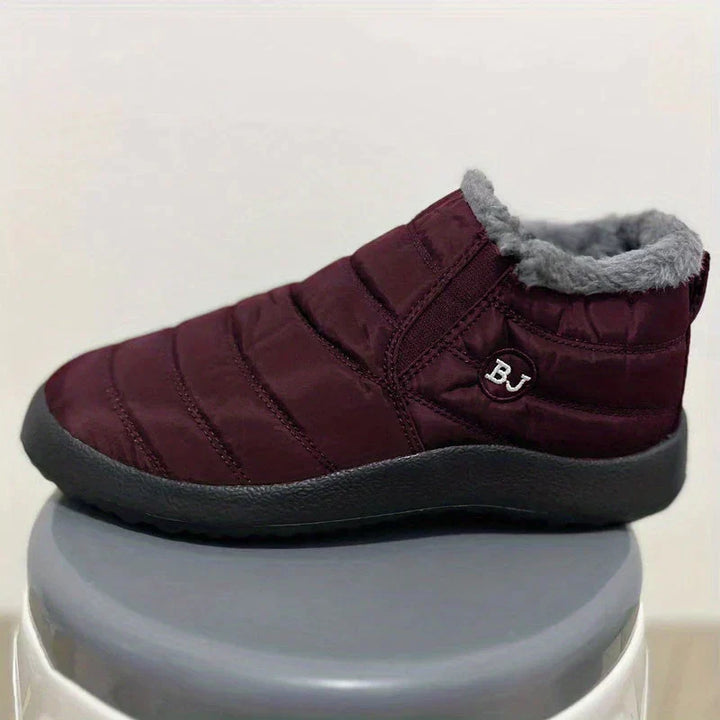 Tessa gevoerde snowboots in bordeauxrood, zijaanzicht