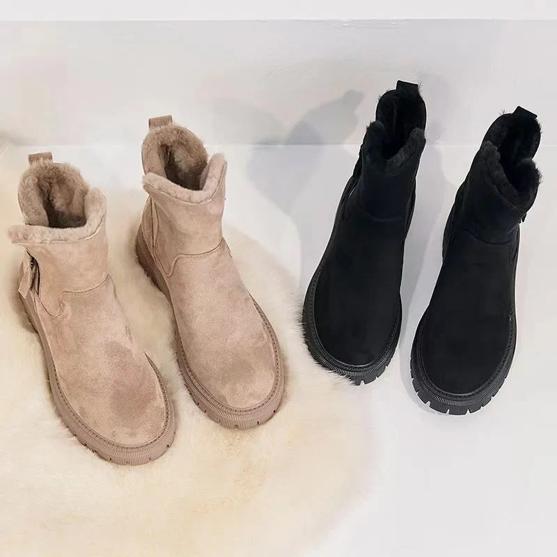 Tessa beige en zwarte laarzen naast elkaar op bontkleed