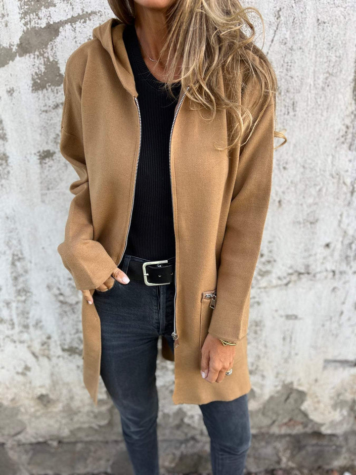 Xandra camel longline vest met capuchon en ritszakken, vooraanzicht