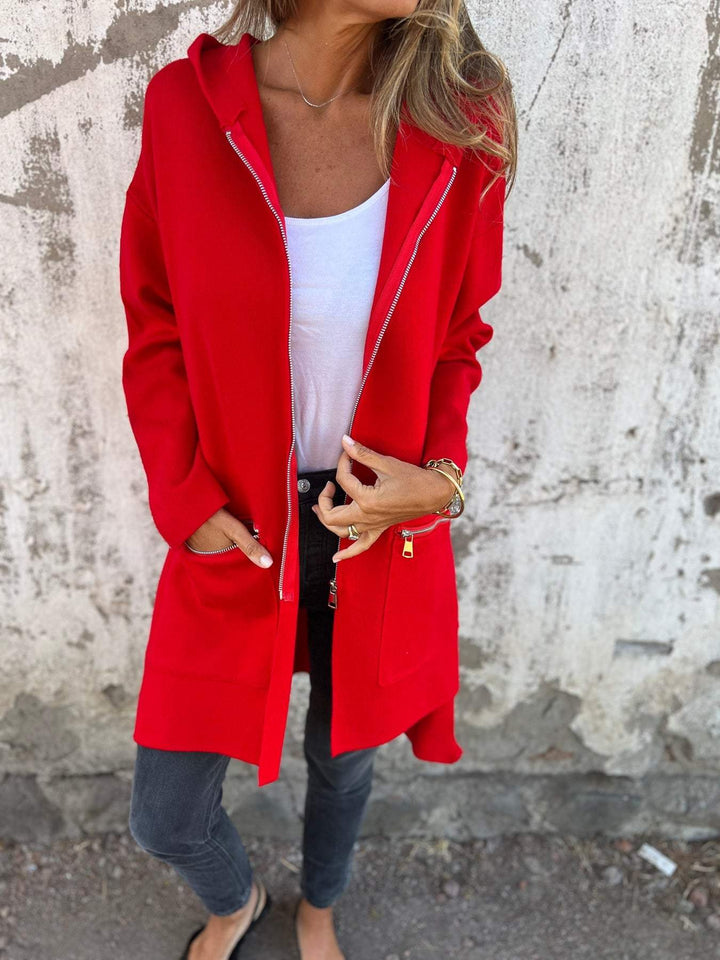Xandra rood longline vest met capuchon en ritszakken, vooraanzicht