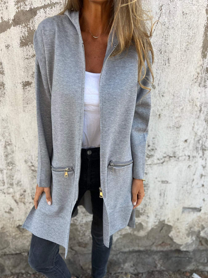 Xandra grijs longline vest met ritszakken, vooraanzicht