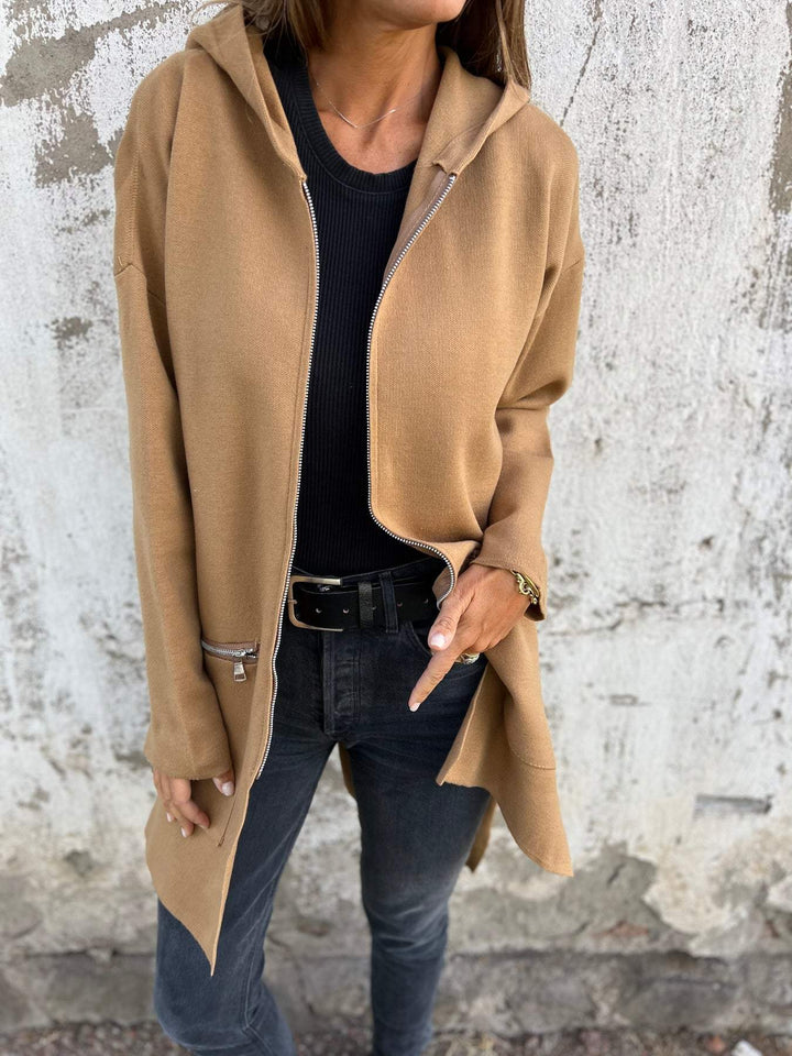 Xandra camel longline vest met capuchon, vooraanzicht met riem